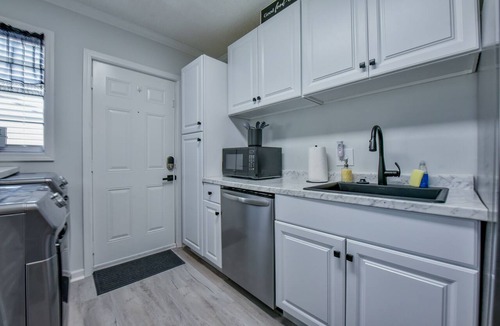 Tuscaloosa Condo | Turner Round - Book for 30 days or more! Quiet Complex.