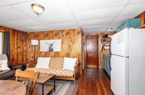 Chippewa Lake Cabin | Twin bed cottage on Chippewa Lake with pickleball court