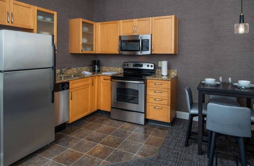 Arts/Warehouse District Hotel | TWO Pet-friendly Suites with Free Breakfast, Near New Orleans Jazz Museum!