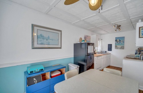 Tybee Island Cottage | Tybee Lighthouse Cottage (A): Walk to the Beach!