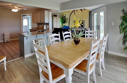 Tybee Island House | Tybee Sun and Stars | Great for Groups + Boardwalk to Beach!