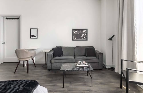 East Hyde Park Apartment | UChicago, Shops + Eats, Lake | Gym + W&D | Zencity