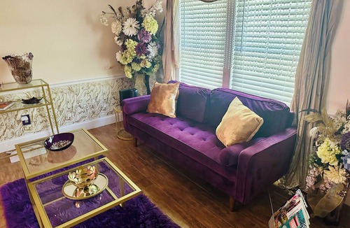 Stockbridge House | Unique 3-bedroom 2 bathroom house with enclosed porch in charming Stockbridge