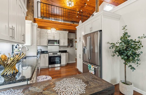 Geneva House | Unique Luxurious raised Cabin within 1hr to Disney and minutes from Lake Harney.