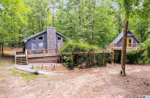 Lineville Cabin | Unique Treehouse-Separate Space for Teens! Fire pit,WIFI,Kayak-300 yds to Lake