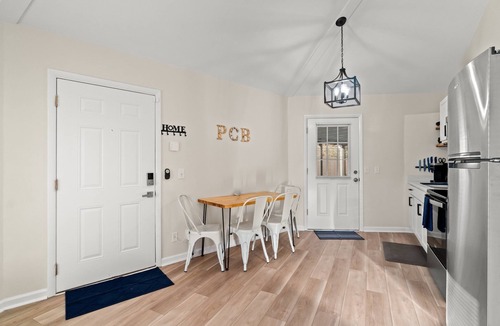 Holiday Beach House | Unit A City Beach Bungalows-WALK TO BEACH