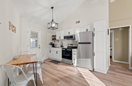 Holiday Beach House | Unit A City Beach Bungalows-WALK TO BEACH