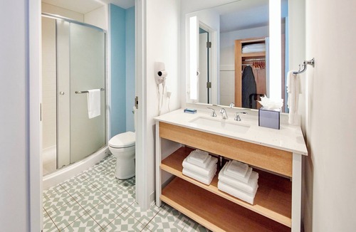 Florida Center Hotel | Universal's Endless Summer Resort - Dockside Inn and Suites