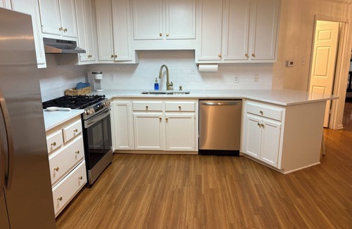 Jarreau House | Updated 4-bedroom Toddler safe backyard, new appliances and furniture, green egg