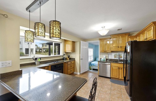 Villa Primera House | Updated Beach Cottage | Steps from the Gulf | Pet Friendly | Rooftop Deck