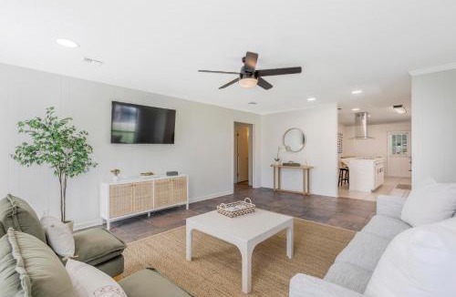 Lafayette House | Updated & centrally located 3 Bed