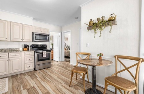 Fenton House | Updated Downtown Fenton 2 Bedroom Unit- Close to lakes, Walk Downtown!