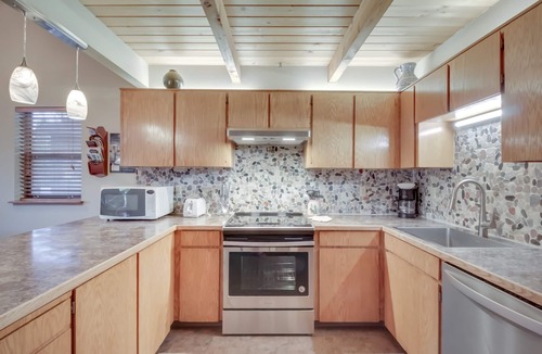Sunriver House | Updated Sunriver Home w/Private Hot Tub & SHARC Passes for Pools - 2 Dogs OK