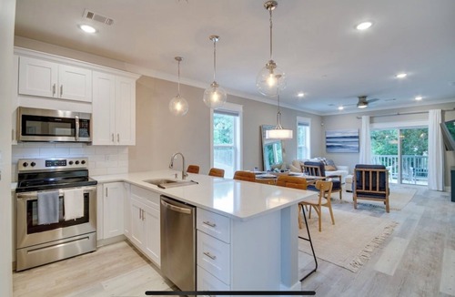 Diamondhead Condo | Upstairs Luxe Style Condo at Diamondhead Country Club - Walk to the Clubhouse