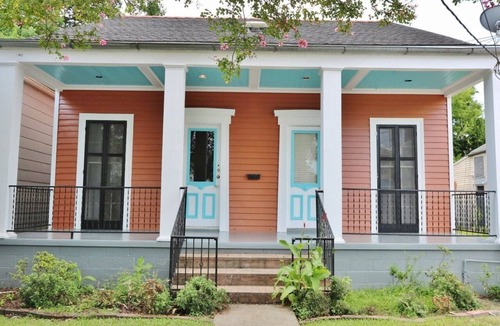 East Riverside Apartment | Uptown 1 block from Magazine St mins from Downtown off street parking