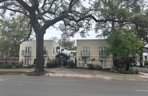 Faubourg Delassize Condo | Uptown Garden District Apartment on St Charles-2 bedroom/2 bath