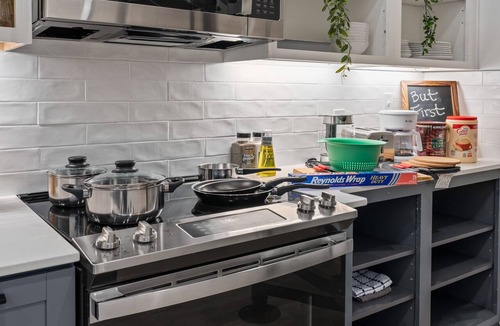Civil Rights Historic District Apartment | Urban Oasis DT Apartment Loft l Gym+Rooftop+Parking! Sleeps 4