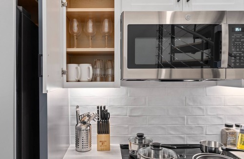 Civil Rights Historic District Apartment | Urban Oasis DT Apartment Loft l Gym+Rooftop+Parking! Sleeps 4