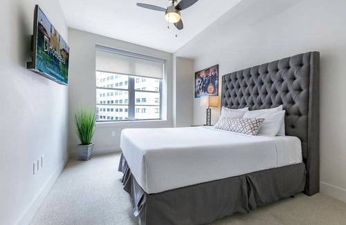 Central Business District Hotel | Spacious Modern 1BR Condo in California Building by Hosteeva