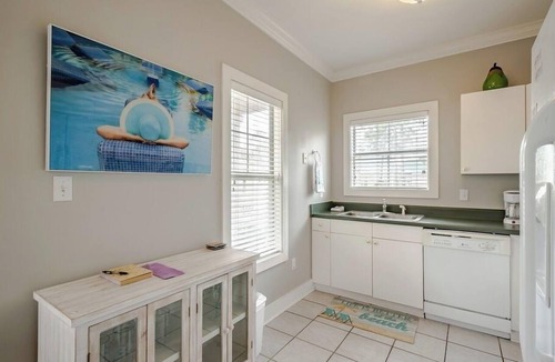 Ono Island Condo | Vacation Oasis-Resort Condo with Lush Pool & Tiki Bar for Ultimate Relaxation