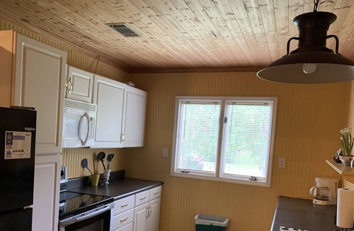 Dover House | Vacation Pond House Retreat