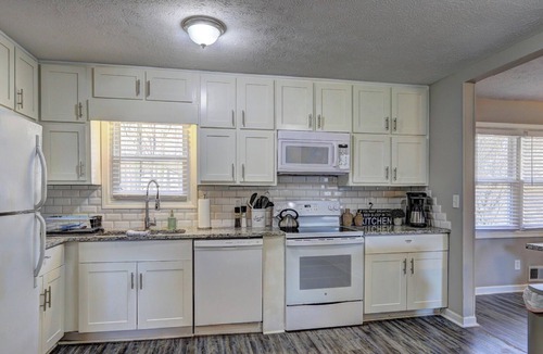 Mableton House | Varners Station - King Bed, Smart TVs & More!