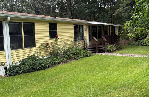 Clanton House | Very charming 4-bedroom 2 bath house on beautiful Lay Lake.