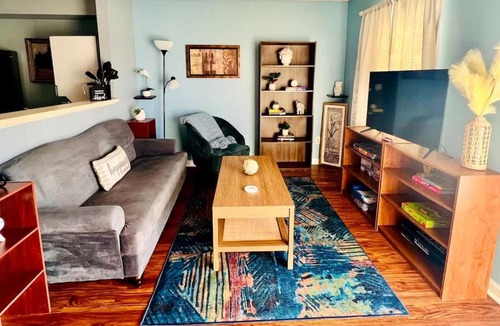 Auburn House | Vet School - Pools Full Kitchen Queen Bed