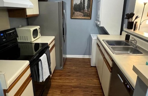 Auburn House | Vet School - Pools Full Kitchen Queen Bed