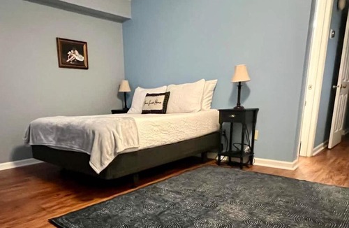 Auburn House | Vet School - Pools Full Kitchen Queen Bed