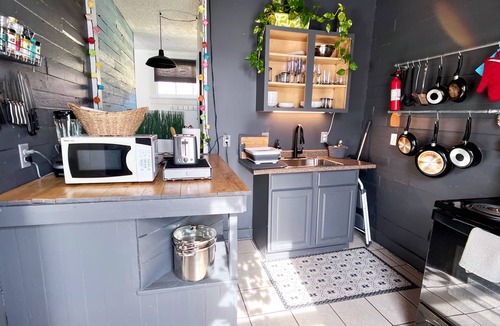 Algiers Point Apartment | Vibrant Loft - Short Walk to French Quarter Ferry