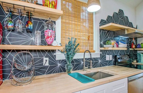 Florida Area Cottage | Vibrant Renovated Cottage - W/D, Off-Street Parking, Long Stays