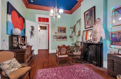 Esplanade Ridge Bed & Breakfast | Vibrant retreat w balcony near French Quarter