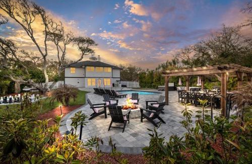 Vilano Beach House | Vilano Rose Sleeps 24 Heated Pool, Beach, EPIC Game Room, Golf, Pets, Hot Tub, Fire Pit, Hammock