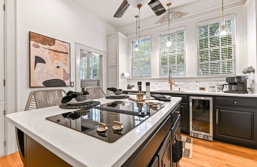 Montgomery House | Villa Deileoni -Elegant- 3 Bed 2/bath in Old Cloverdale