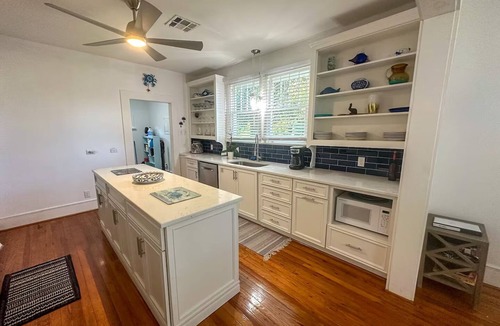 Long Beach House | Villa Soaking Tub Private Backyard Downtown