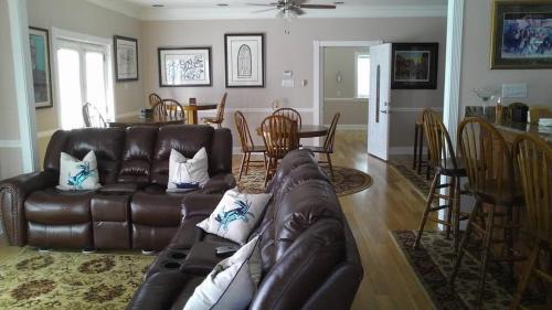 New Orleans East Area Villa | Villa w/Waterfront Deck: 23 Mi to Bourbon Street!