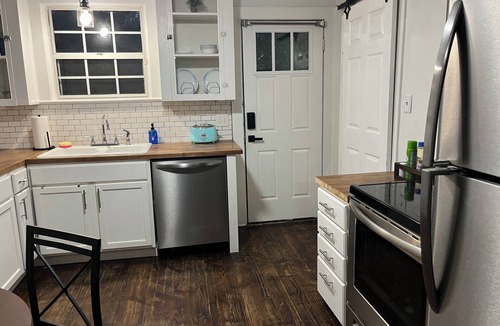 New Warrington House | Vintage bungalow with quaint modern touches, minutes to Pensacola NAS front gate