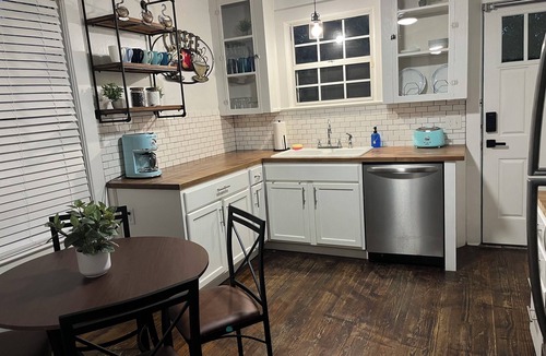 New Warrington House | Vintage bungalow with quaint modern touches, minutes to Pensacola NAS front gate