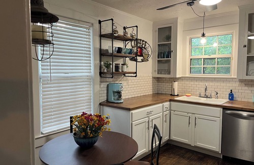 New Warrington House | Vintage bungalow with quaint modern touches, minutes to Pensacola NAS front gate