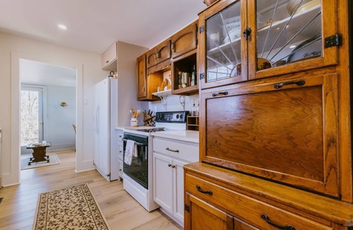 Leeds House | Vintage-Inspired 2BR Cottage Leeds Near Barber, Outlets, Bass Pro & Buc-ee’s