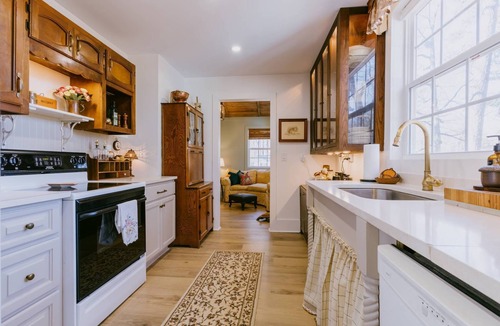 Leeds House | Vintage-Inspired 2BR Cottage Leeds Near Barber, Outlets, Bass Pro & Buc-ee’s