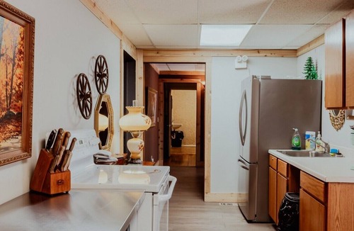 Ovid Apartment | Vintage Main Street Retreat Sleeps 25