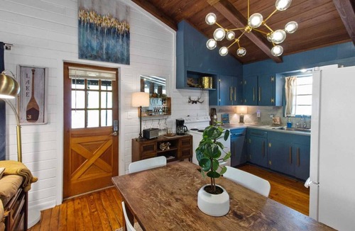 Shreveport Cabin | Wake up right at the water’s edge at Emerald Cove—sip coffee from hammock chairs on the screened porch, then paddle beneath a canopy of cypress trees.