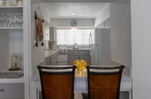 Mount Dora Cottage | Walk 5 blocks to downtown dining & shopping. 2 BR, 2 Bath
