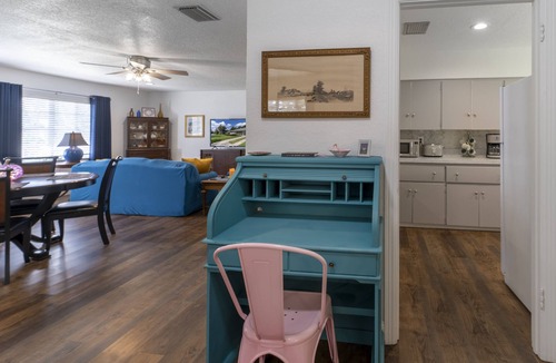 Mount Dora Cottage | Walk 5 blocks to downtown dining & shopping. 2 BR, 2 Bath