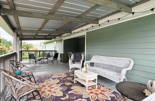 East Biloxi House | Walk to Beach, Casinos & Art – 4BR/4BA with Spacious Covered Porch!