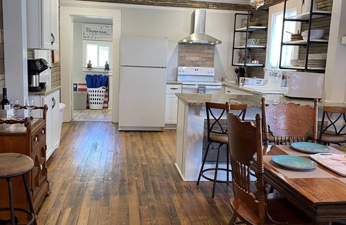 Gulfport Cottage | Walk to beach, pier, casino from historic charming cottage and pet friendly!