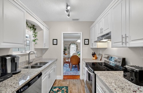 Mount Dora Cottage | Walk to Downtown Mount Dora! Patio Oasis + King Bed!