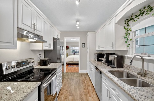 Mount Dora Cottage | Walk to Downtown Mount Dora! Patio Oasis + King Bed!